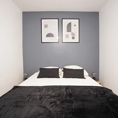 Spacious Family Duplex - Eiffel Tower