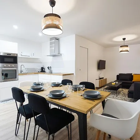 Spacious Family Duplex - Eiffel Tower *