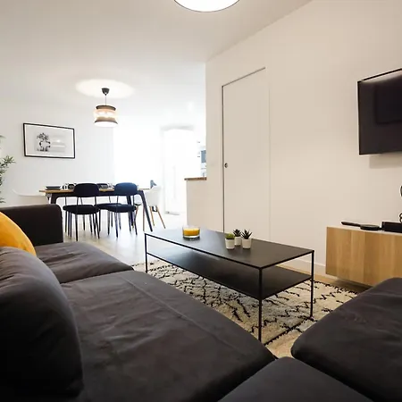 Spacious Family Duplex - Eiffel Tower